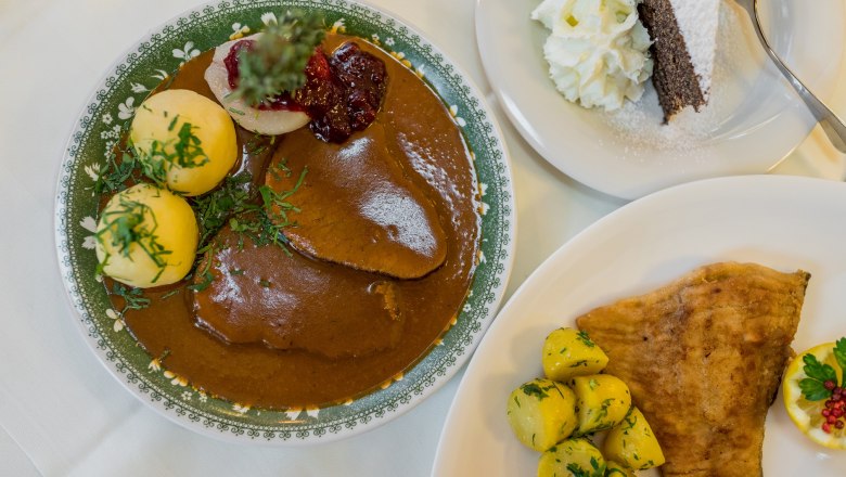 Traditionelles &ouml;sterreichisches Gericht mit Fleisch, Kn&ouml;deln, Kartoffeln und Kuchen.