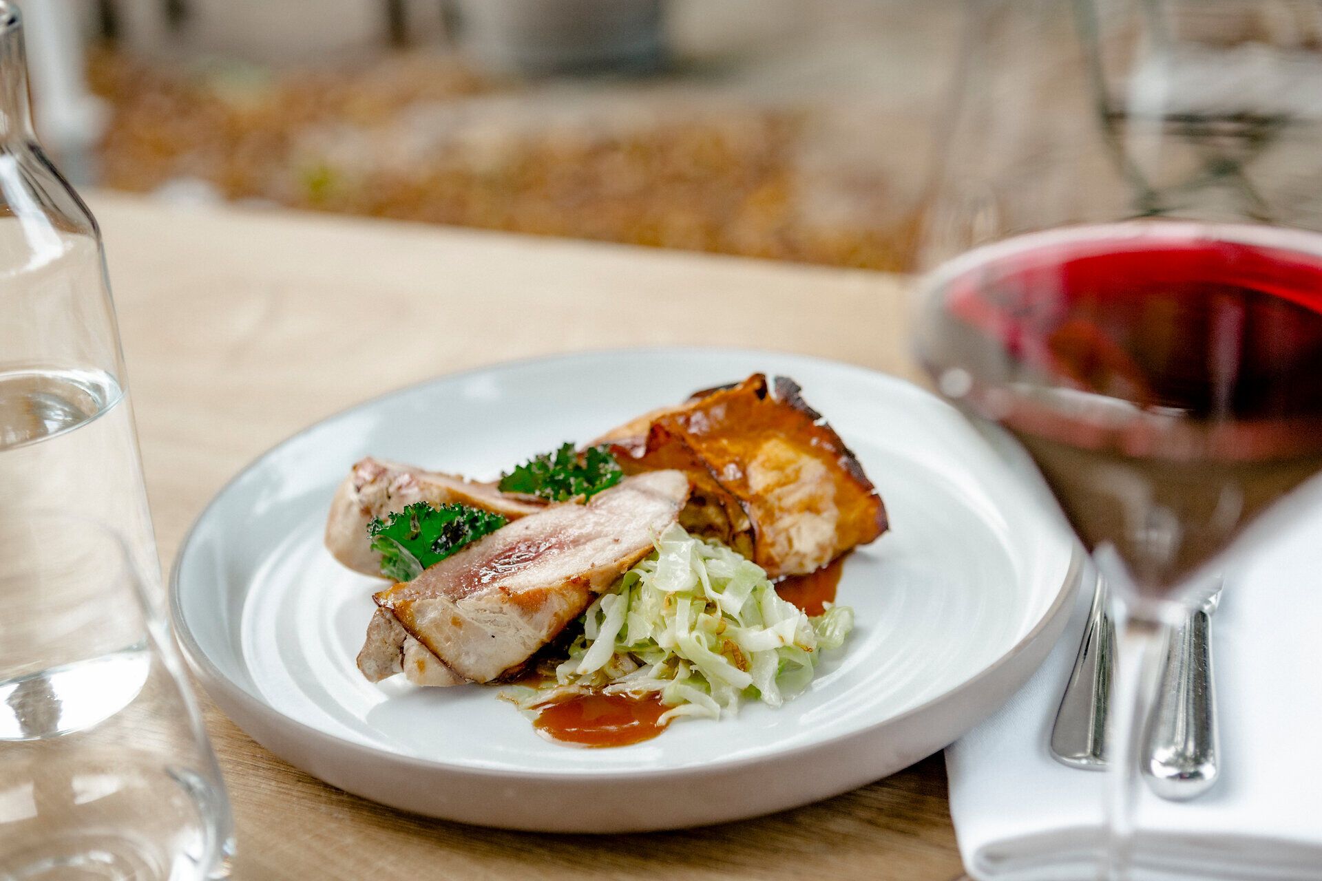 Ein köstliches Wildgericht aus zarter Fasanbrust, kunstvoll angerichtet auf einem eleganten Teller. Die Kombination aus saftigem Fleisch, frischem Gemüse und einer feinen Sauce verspricht ein unvergessliches Geschmackserlebnis, das die Sinne verführt.