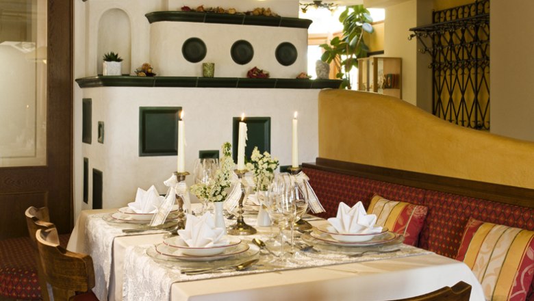 Elegantes Restaurant mit gedecktem Tisch und Kerzen.