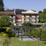 Außenansicht eines Hotels mit Garten und Pavillon.