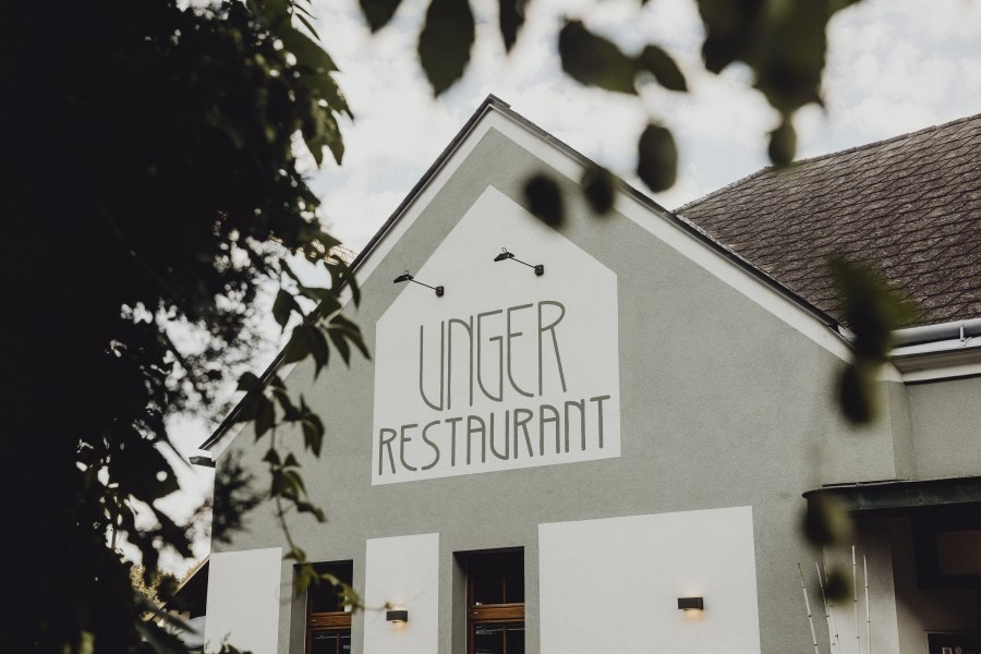 Au&szlig;enansicht des Unger Restaurants mit gr&uuml;nem Geb&auml;ude und Schriftzug.