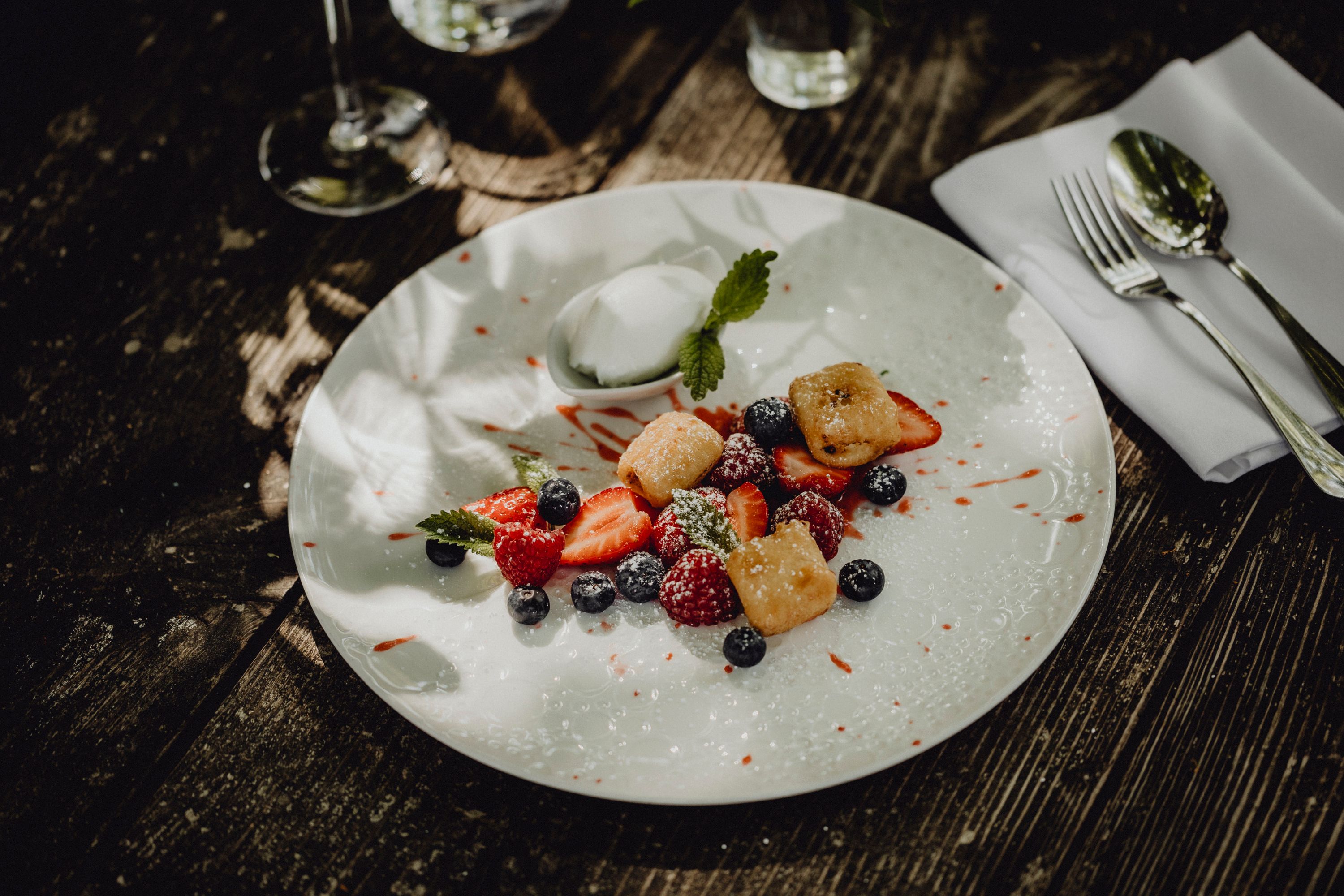 Gebackener Topfen mit Beeren und Joghurteis