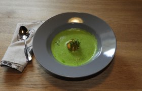 Bärlauchcremesuppe mit gebackenem Topfen, © Wirtshauskultur