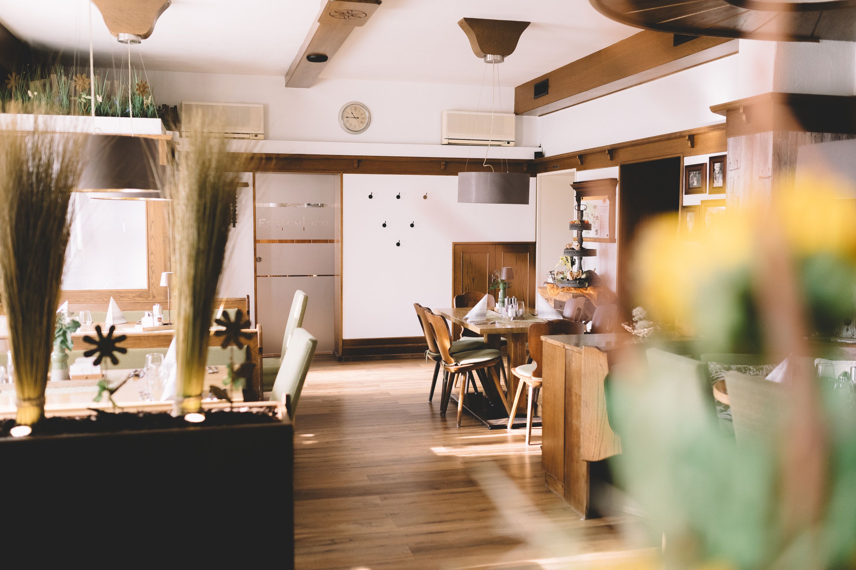 Einladendes Gastzimmer mit Holzmöbeln und dekorativen Elementen.