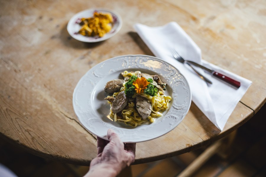 Schweinefiletspitzen, cremige Eierschwammerlnudeln, © Niederösterreich Werbung/David Schreiber