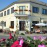 Außenansicht des Retzerlandhofs mit Terrasse und Blumen.