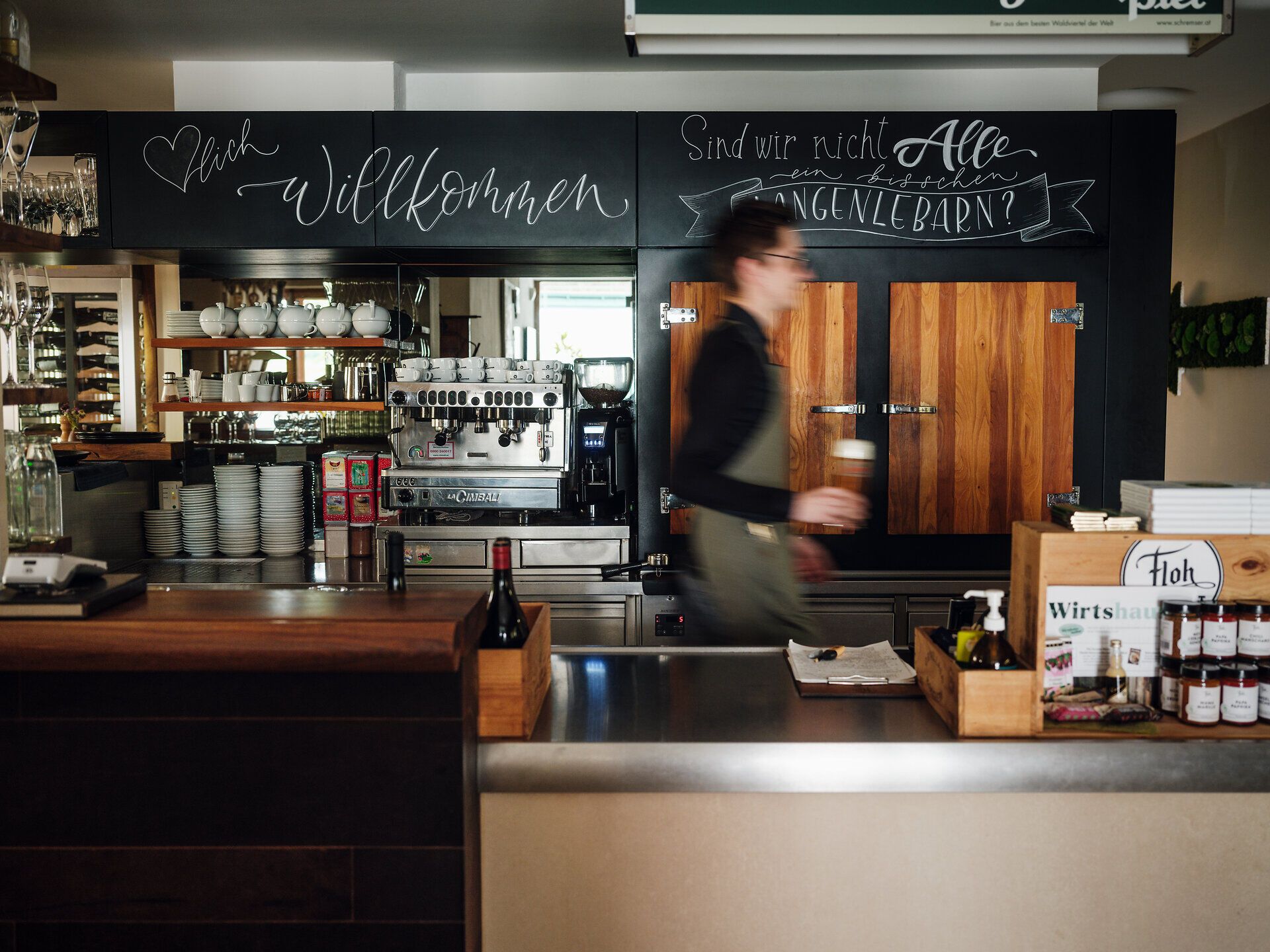 Schank Gastwirtschaft Floh, eine Servicekraft serviert Bier