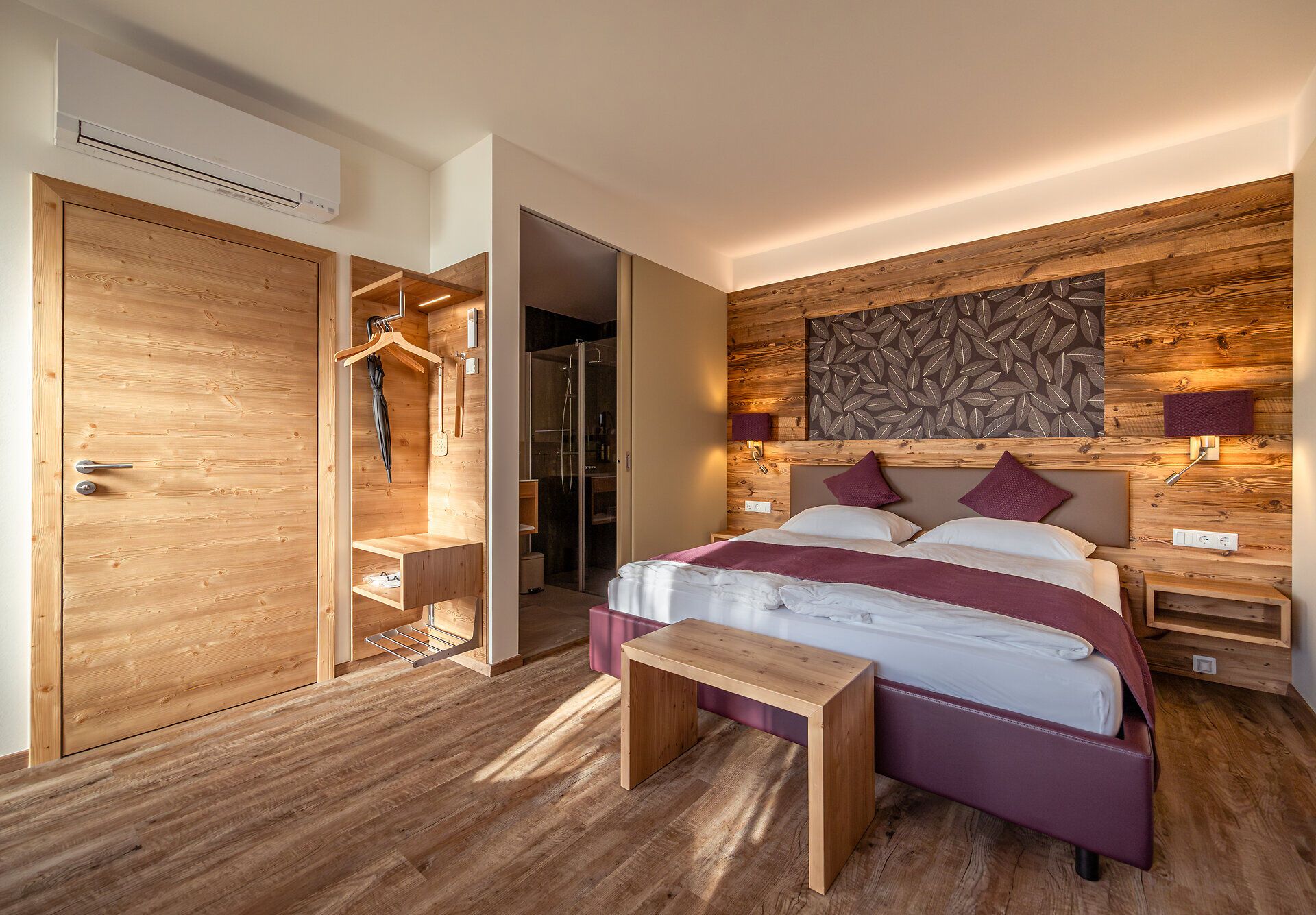 In einem einladenden Raum mit warmen Holztönen und sanftem Licht entfaltet sich eine Atmosphäre der Ruhe und Entspannung. Die geschmackvolle Einrichtung lädt dazu ein, die Seele baumeln zu lassen und die Schönheit der Umgebung zu genießen. Hier wird der Aufenthalt zu einem unvergesslichen Erlebnis inmitten der Natur.