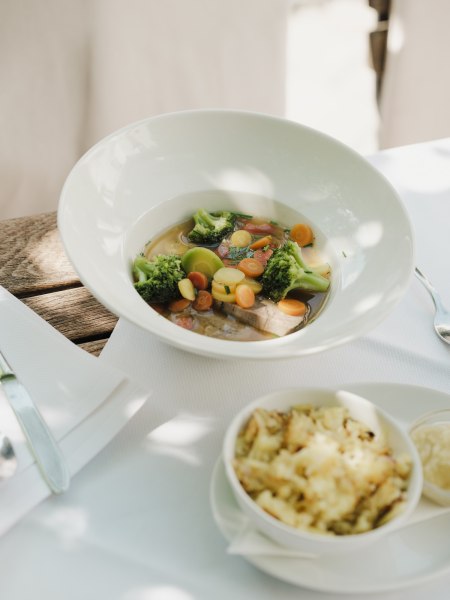Elegantes Gericht mit Fleisch, Gem&uuml;se, Kartoffeln und Wei&szlig;wein.