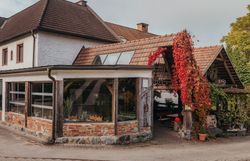 Umgeben von bunten Herbstblättern und der charmanten Architektur des Wirtshauses, lädt dieser Ort zum Verweilen ein. Die gemütliche Atmosphäre und die einladenden Farben der Natur schaffen eine perfekte Kulisse für einen entspannten Tag in den Bergen.