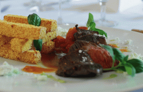 Flanksteak mit Paradeiser-Ragout, Basilikum und Safran-Polenta, © David Moser/OBSCURA