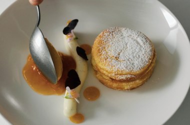 Topfenstrudel-Soufflé mit Marillenröster und Vanille Panna Cotta , © David Moser/OBSCURA