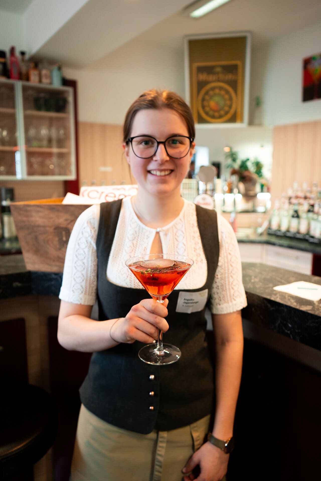 Lehrling im Service-Bewerb mit seinem selbst entwickelten alkoholfreien Aperitif. 