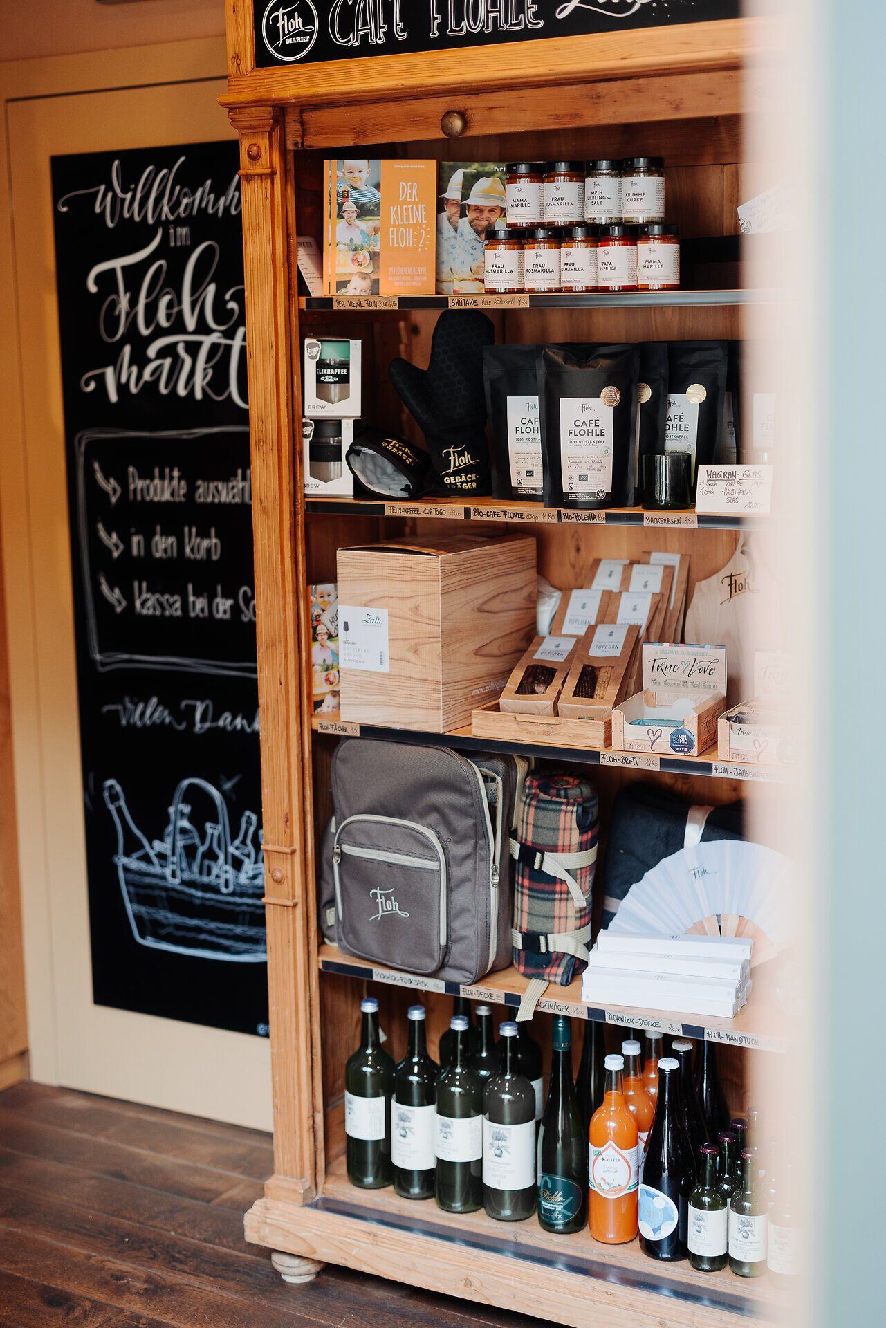 Inmitten einer einladenden Atmosphäre präsentiert sich ein liebevoll gestalteter Flohmarkt, der regionale Köstlichkeiten und handgemachte Produkte bietet. Die Regale sind gefüllt mit erlesenen Weinen und Spezialitäten, die die Sinne verwöhnen und zum Verweilen einladen.