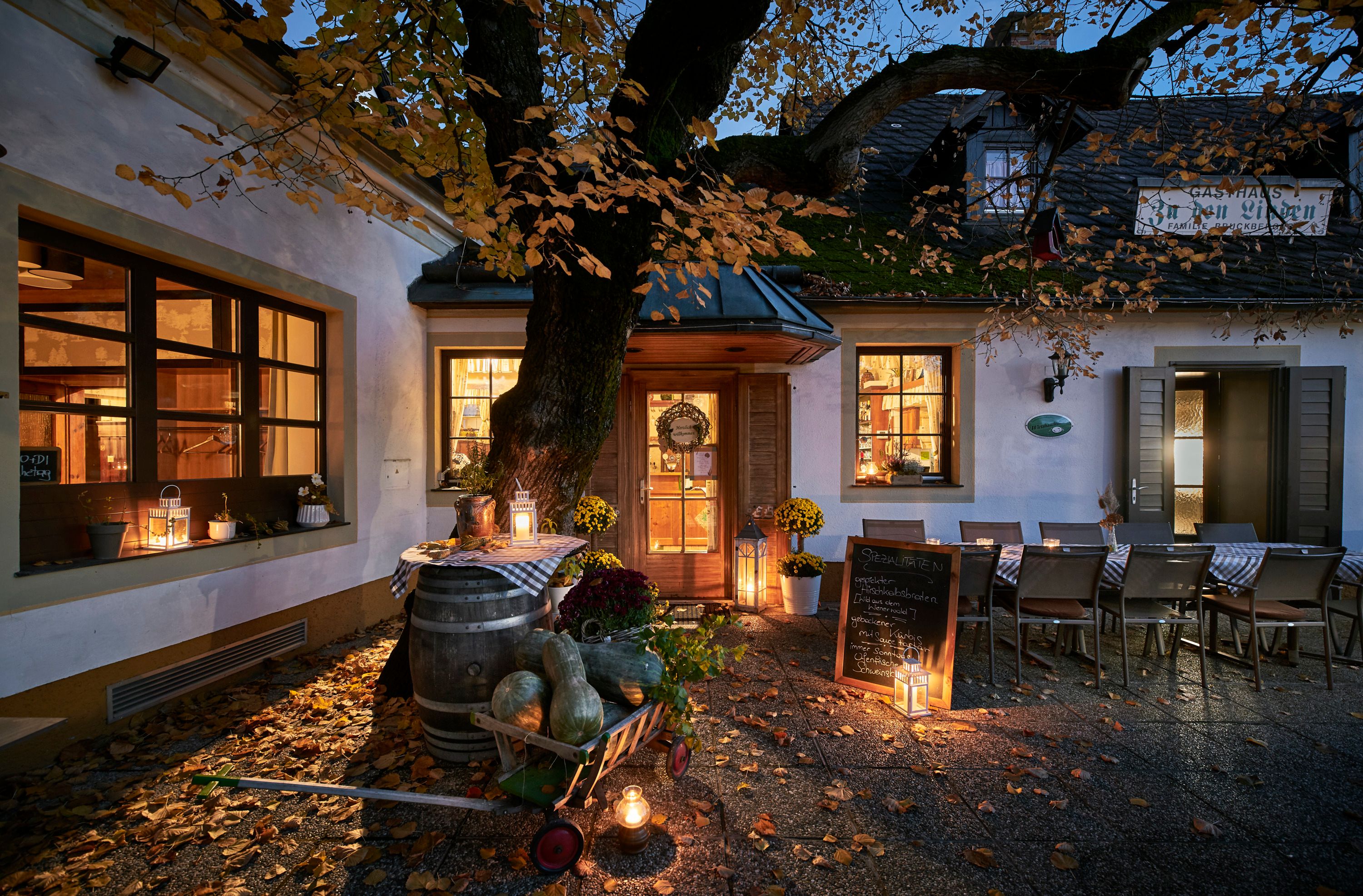 Gemütliches Gasthaus im Wienerwald mit herbstlicher Dekoration und einladender Atmosphäre.