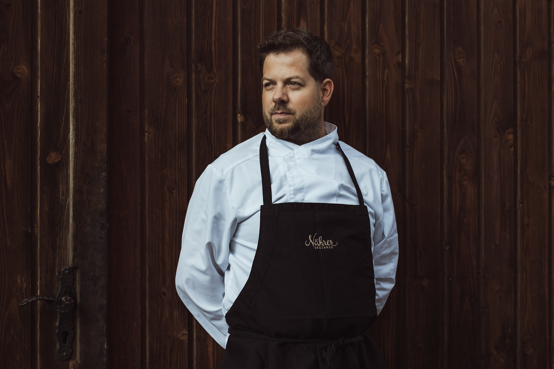 Inmitten der malerischen Landschaft des Mostviertels strahlt das Gasthaus Nährer eine einladende Atmosphäre aus. Der Wirt, Mike Nährer, verkörpert die herzliche Wirtshauskultur und bietet seinen Gästen regionale Köstlichkeiten, die den Gaumen verwöhnen. Hier wird Tradition gelebt und die Schönheit der Umgebung lädt zu unvergesslichen Erlebnissen ein.