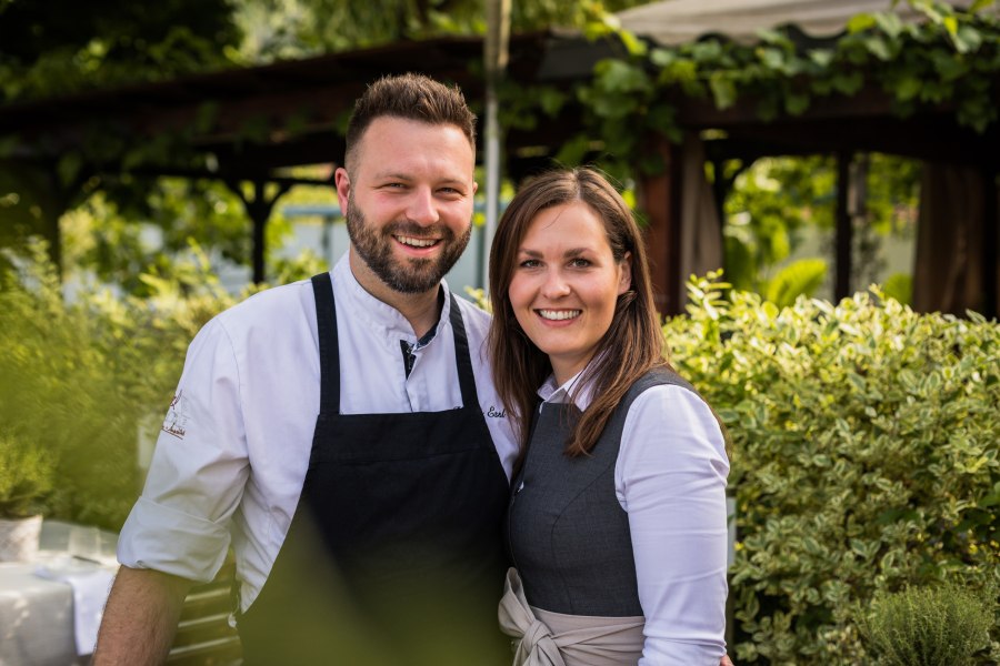 Fam. Essl l&auml;chelnd in ihrem Garten.