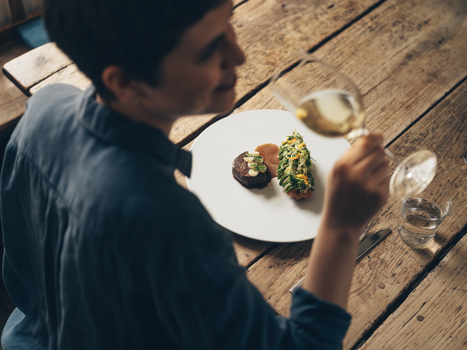 Genießen Sie ein kulinarisches Erlebnis mit exquisiten Gerichten aus der Region. Das zarte, rosa gebratene Filet vom Bio-Rind, begleitet von geschmorten Jungzwiebeln und einer delikaten Knoblauchcreme, verspricht ein Fest für die Sinne. Ein frischer Wildkräutersalat rundet das Geschmackserlebnis ab und lädt dazu ein, die Wirtshauskultur Niederösterreichs in vollen Zügen zu genießen.