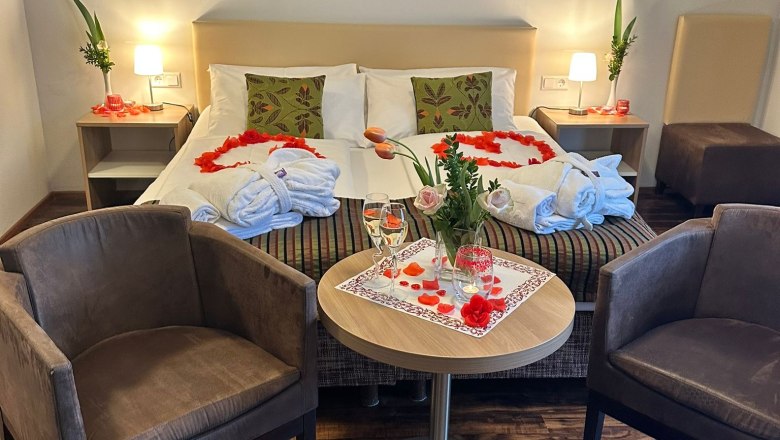 Doppelzimmer mit romantischer Dekoration, &copy; Hotel-Restaurant Liebnitzm&uuml;hle GmbH & Co KG