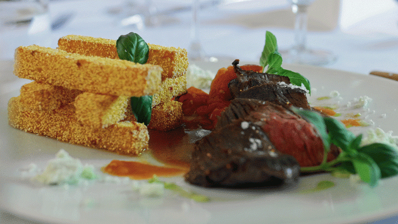 Flanksteak mit Paradeiser-Ragout, Basilikum und Safran-Polenta, © David Moser/OBSCURA