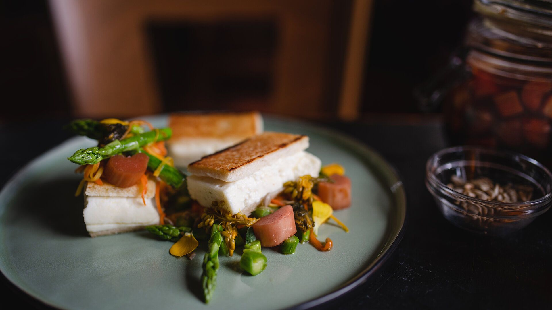 Ein köstliches Gericht aus gebratenem Schafkäse, umgeben von buntem Wurzelgemüse, lädt zu einem genussvollen Erlebnis ein. Die harmonische Kombination der Aromen und die frischen Zutaten versprechen ein Fest für die Sinne. Hier im Mostviertel wird die Wirtshauskultur lebendig und bietet eine unvergessliche kulinarische Reise.