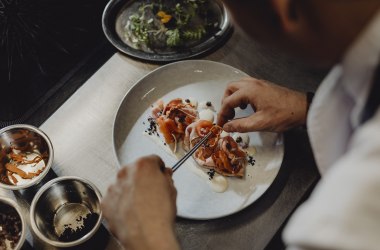 Vitello Forello: rosa Kalbstafelspitz, Forellensauce, Kapern, Tomaten, © Niederösterreich Werbung/ Sophie Menegaldo