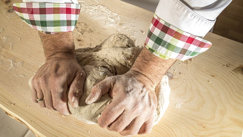 Hubert Kalteis backt selbst Brot, © Niederösterreich Werbung/Kurt Pinter