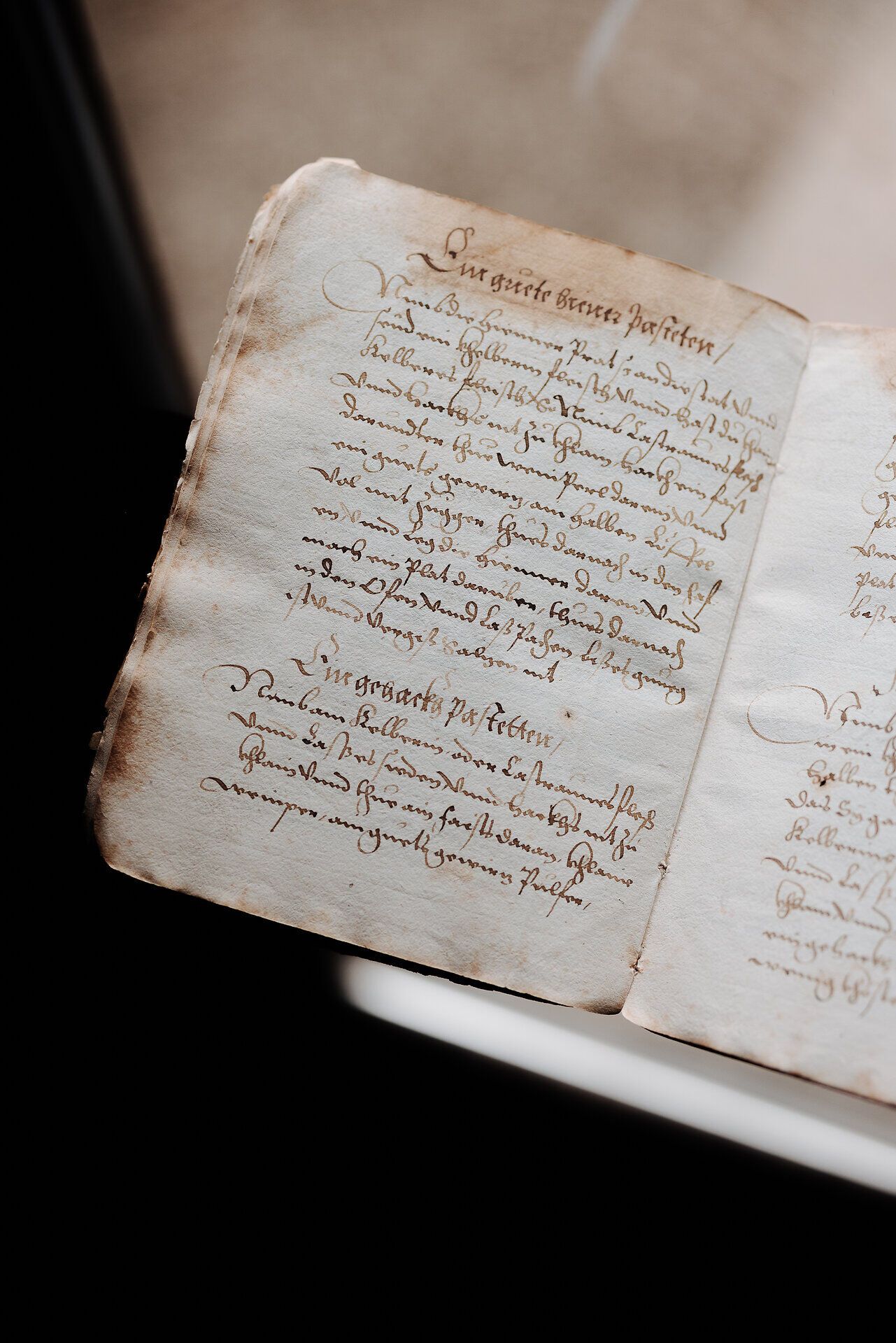 Inmitten der malerischen Landschaft des Wienerwaldes entfaltet sich die Geschichte der Kulinarik. Alte, handgeschriebene Rezepte erzählen von traditionellen Gerichten, die Generationen überdauert haben. Ein Besuch hier verspricht nicht nur Gaumenfreuden, sondern auch eine Reise in die Vergangenheit.