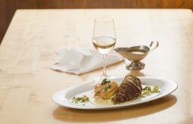 Perlhuhnbrust, Rahmlauch, Erdäpfel-Käselaibchen, © Niederösterreich-Werbung/Rita Newman