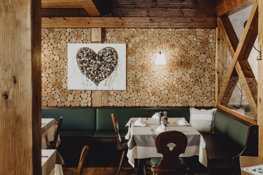 Gemütliches Wirtshaus mit Holzwand und Herzbild.