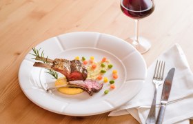 Lammr&uuml;cken auf get&uuml;rffelter Polenta, &copy; Rita Newman