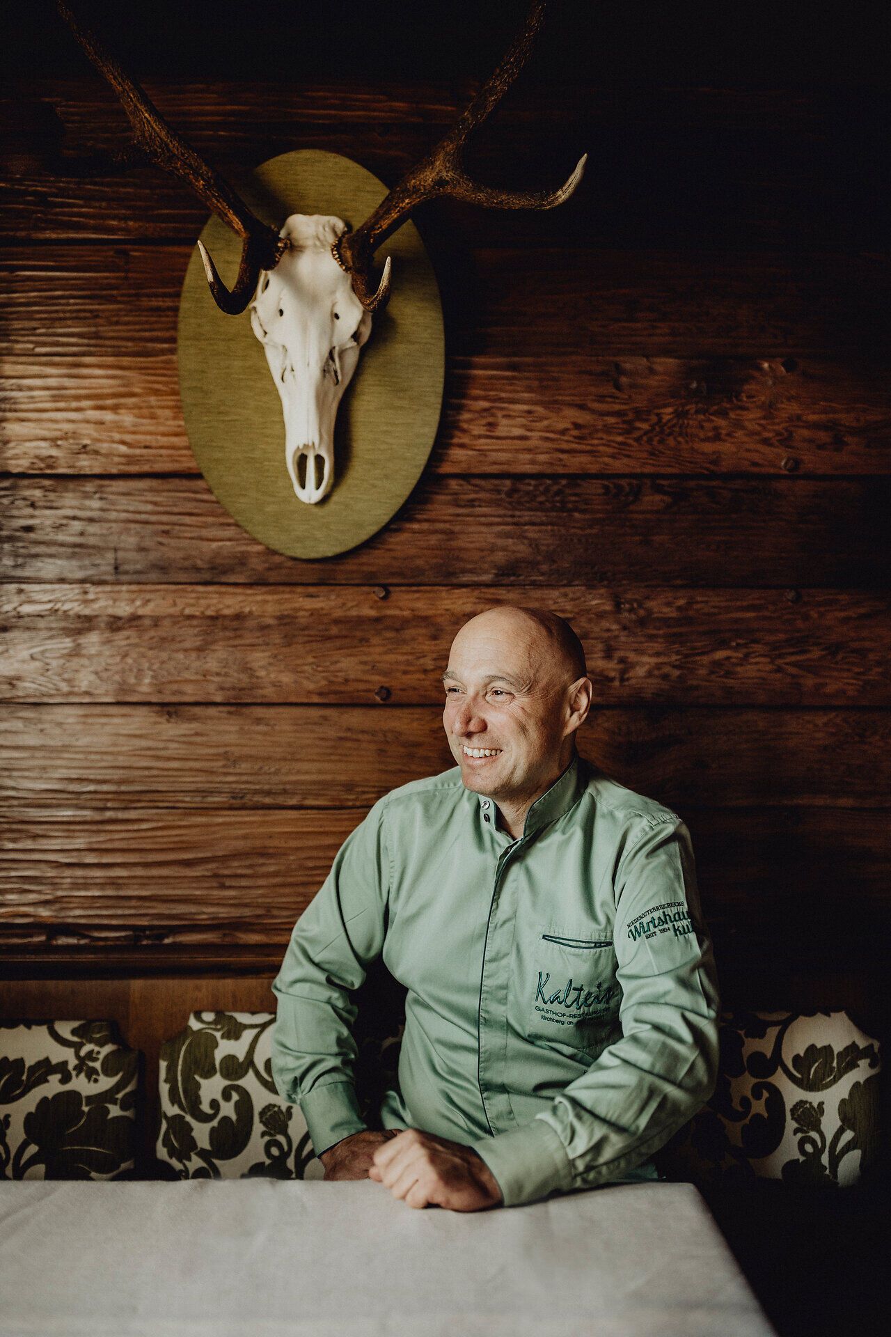 In einem einladenden Gasthof, umgeben von rustikalem Holz und traditioneller Wirtshauskultur, strahlt der Wirt Hubert Kalteis eine herzliche Gastfreundschaft aus. Die Atmosphäre ist geprägt von Gemütlichkeit und der Vorfreude auf kulinarische Genüsse aus der Region, die hier serviert werden.