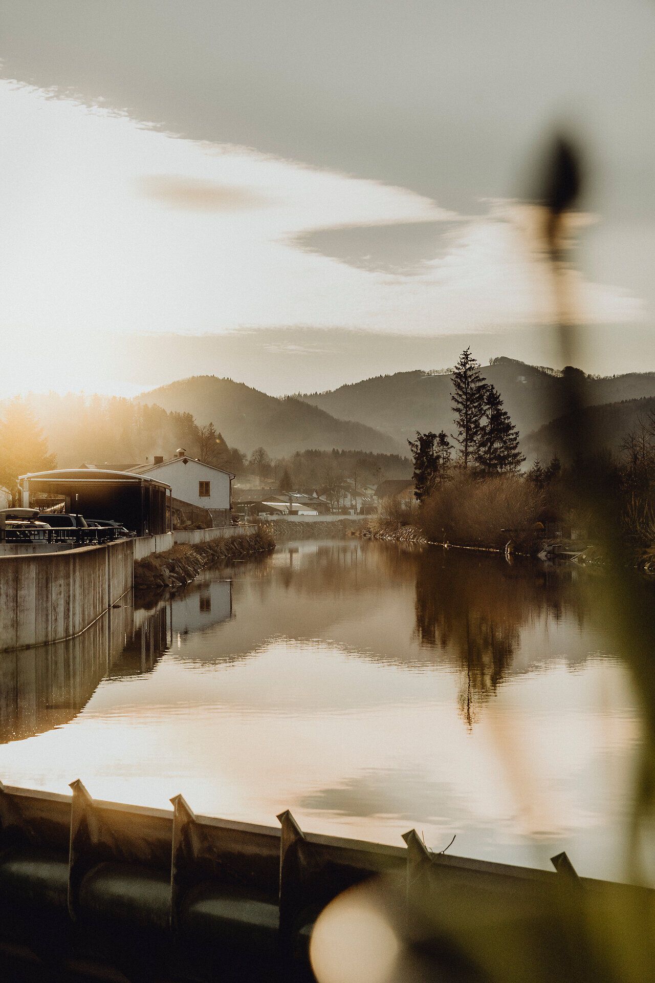 Die sanften Hügel spiegeln sich im ruhigen Wasser des Flusses, während die warmen Sonnenstrahlen die Landschaft in goldenes Licht tauchen. Ein Ort der Ruhe und Besinnung, ideal für Naturliebhaber und Erholungssuchende, die die Schönheit des Mostviertels erleben möchten.