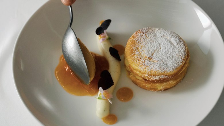 Topfenstrudel-Soufflé mit Marillenröster und Vanille Panna Cotta , © David Moser/OBSCURA