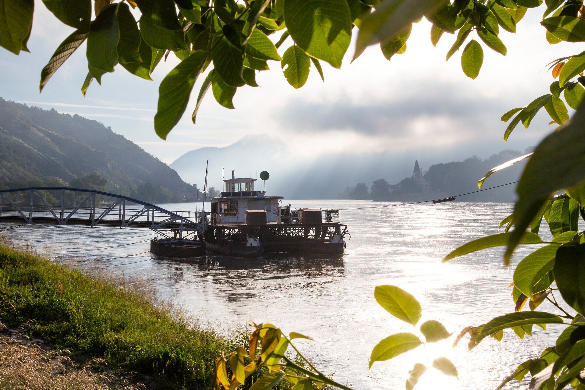 Fähre in Spitz legt an