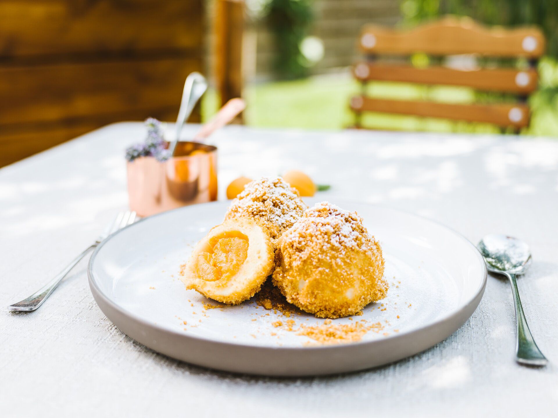 Die goldenen Marillenknödel, umhüllt von einer knusprigen Panade und bestreut mit Puderzucker, laden zu einem süßen Genuss ein. Umgeben von der malerischen Landschaft der Donau in Niederösterreich, verspricht dieses Gericht ein unvergessliches Geschmackserlebnis. Ein perfekter Abschluss nach einem Tag voller Erkundungen.