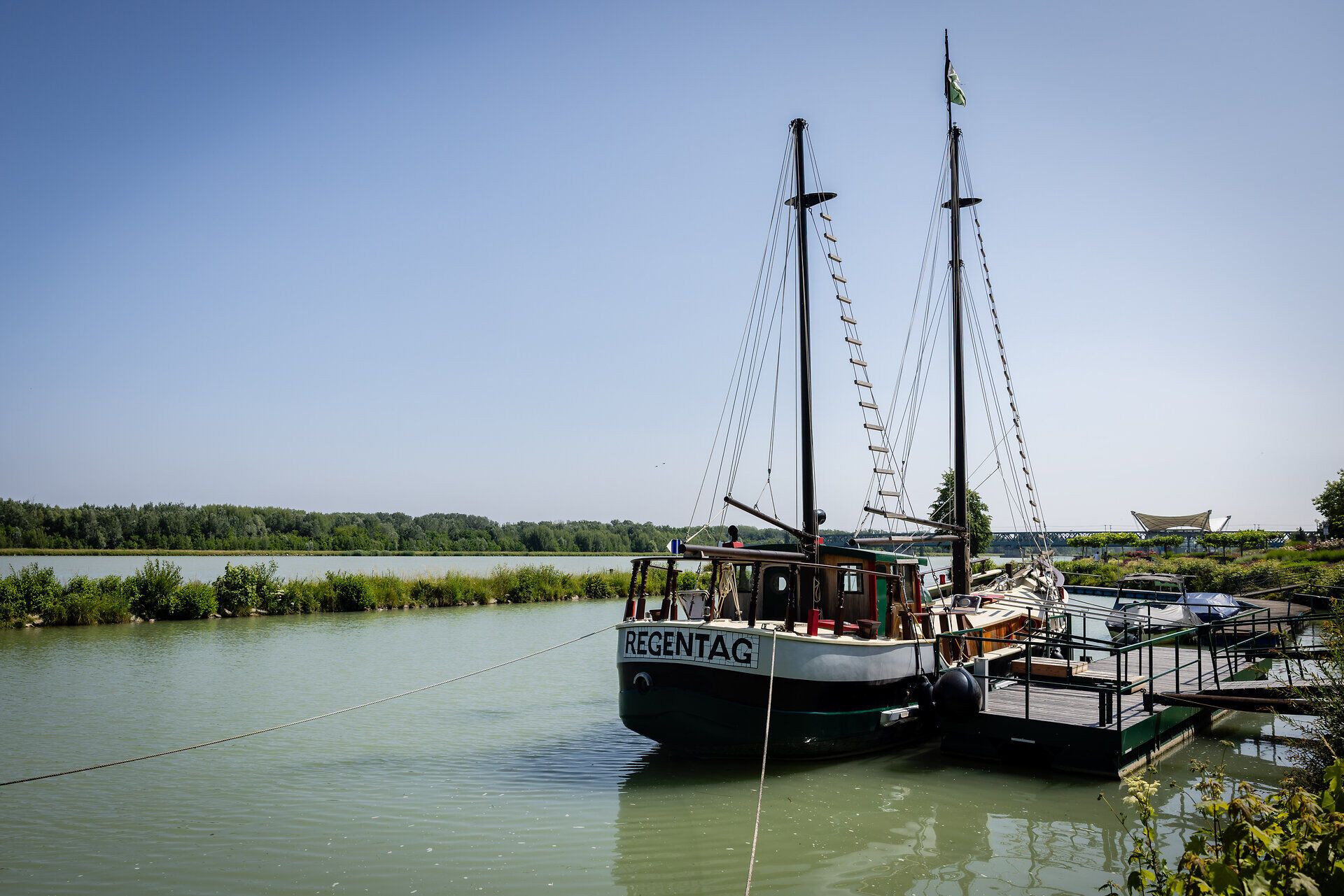 Die Regentag, das Schiff von Hundertwasser, zwei Masten samt Strickleiter in Tulln am Steg liegend