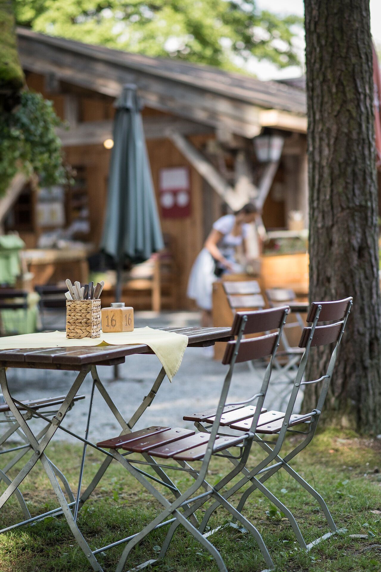 Inmitten der idyllischen Natur des Waldviertels lädt der einladende Gastgarten der Waldschenke Schreiber zum Verweilen ein. Die rustikalen Holzmöbel und die sanfte Umrahmung durch Bäume schaffen eine harmonische Atmosphäre, die Wanderer nach einem erlebnisreichen Tag in der Natur willkommen heißt.