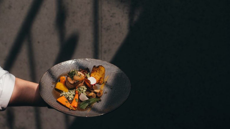 Rosa Schweinsfilet im Bauchspeckmantel mit B&auml;rlauchrisotto, buntem Gem&uuml;se, Maisgrie&szlig;-Souflee, Cognacsaftl, &copy; Daniela F&uuml;hrer