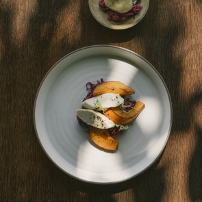 Pochierte Wildhendlbrust mit Ofenkürbis, Germknödel und Rotkraut