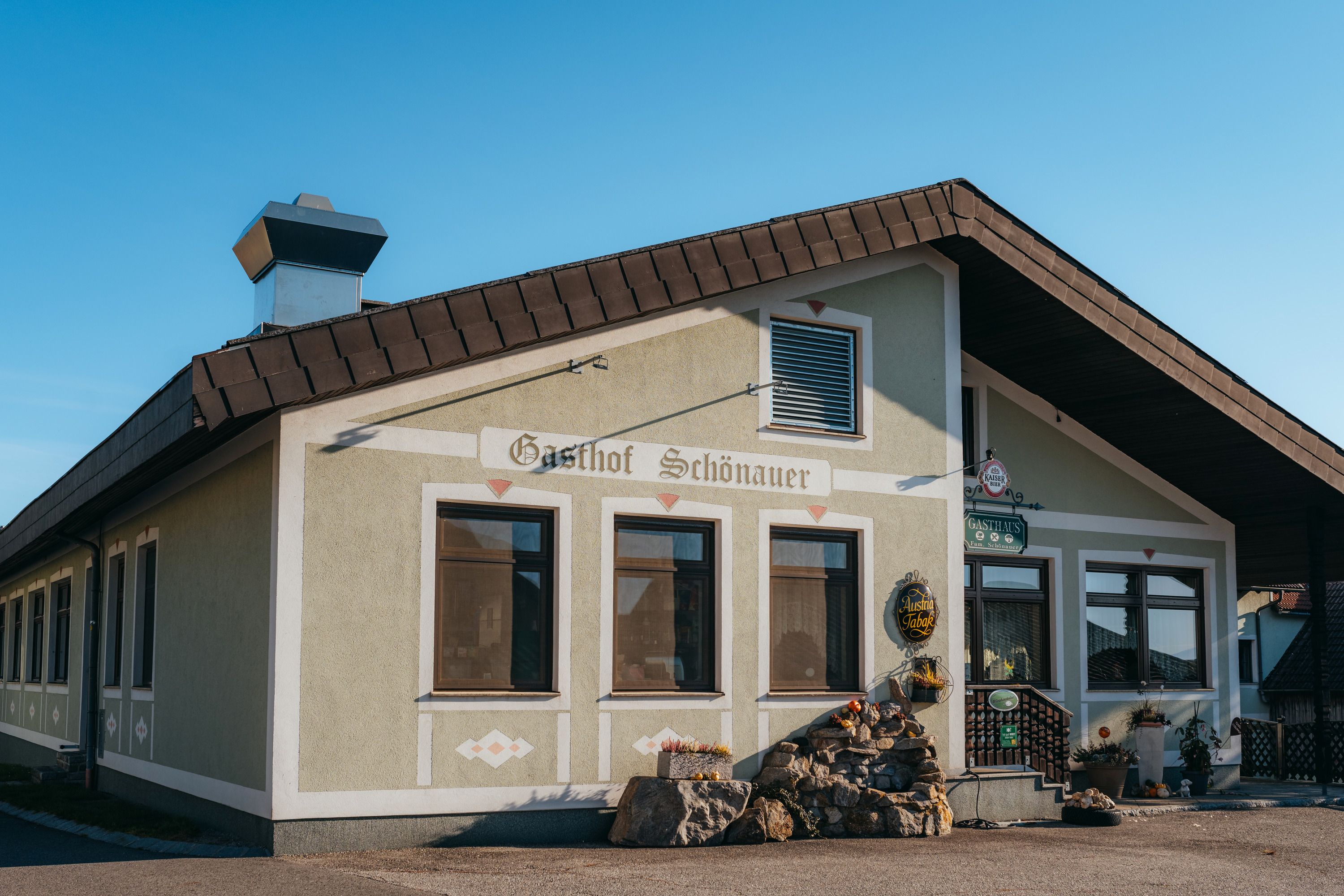 Gasthof Schönauer mit traditioneller Fassade und Dekorationen.