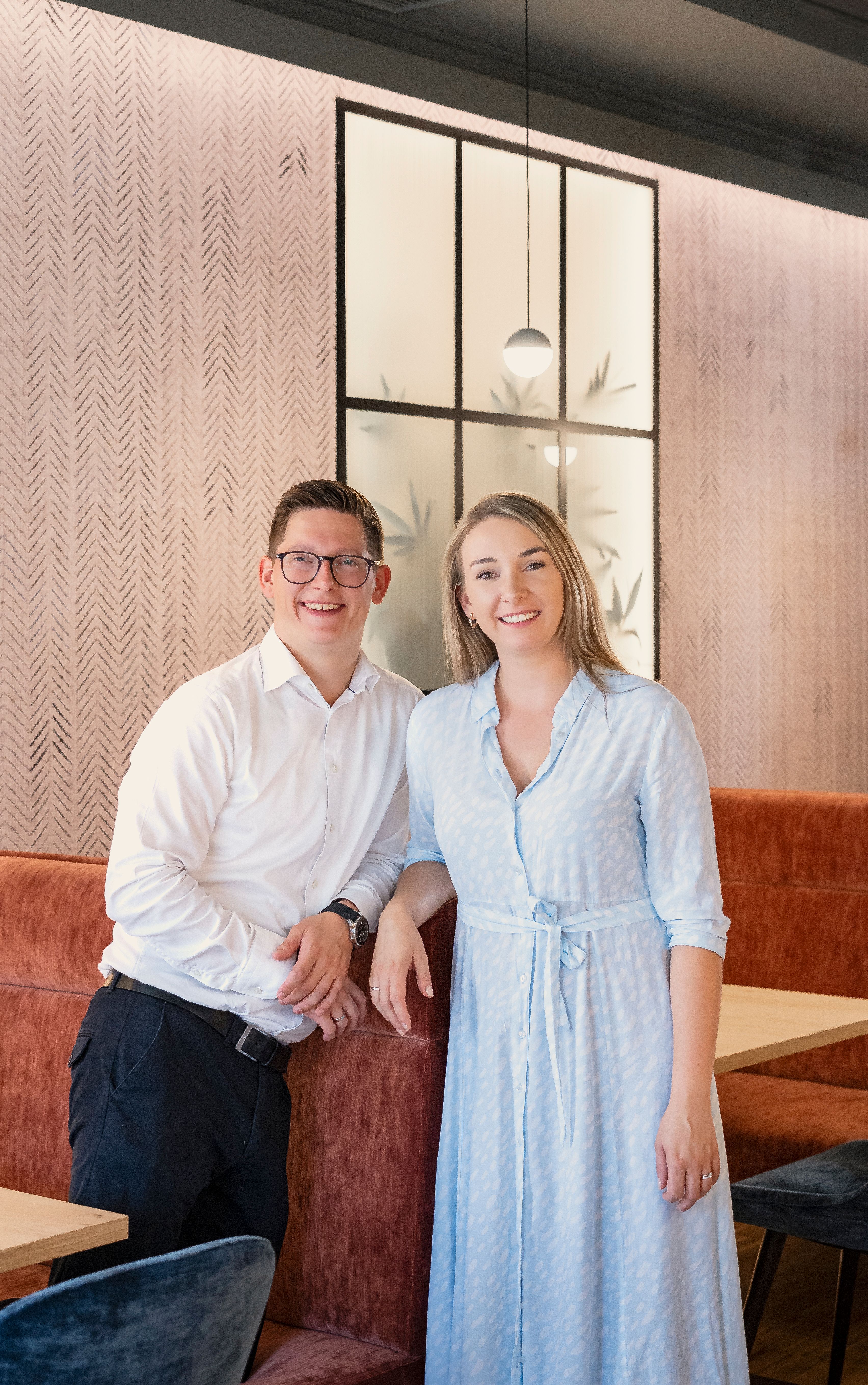 Luftaufnahme eines Hotel-Gasthofs in St. Pölten mit umliegenden Gebäuden und Straßen.