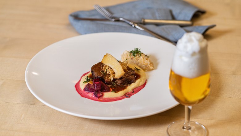 Geschmortes Vorderviertel vom Wagyu Rind, Pastinaken, Rote Rüben Ragout, © Rita Newman
