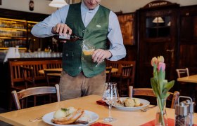 köstliches Bratl mit Knödeln und Kraut, © Niederösterreich Werbung/thecreatingclick.com 