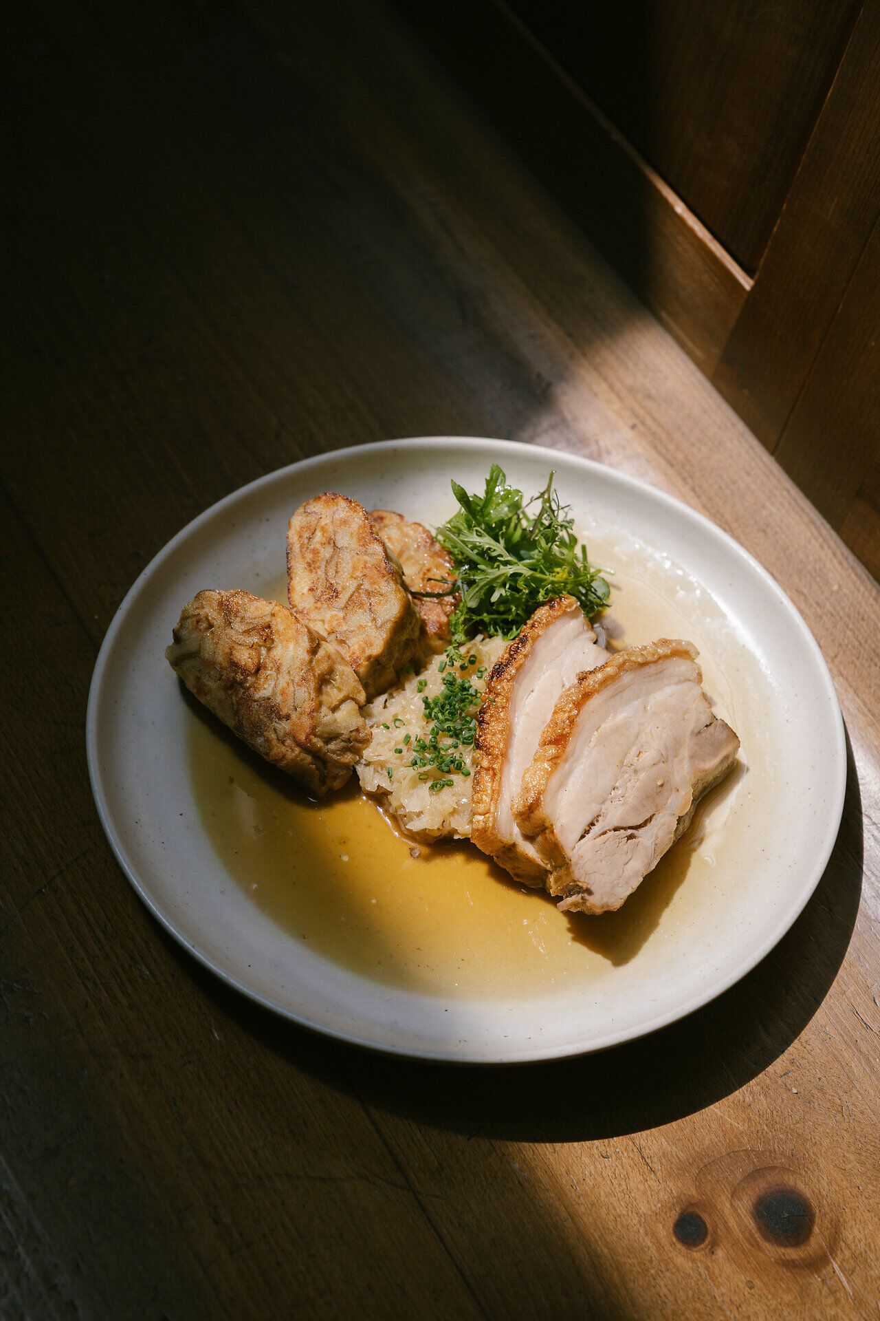 Knuspriger Schweinsbraten mit flaumigen Knödel