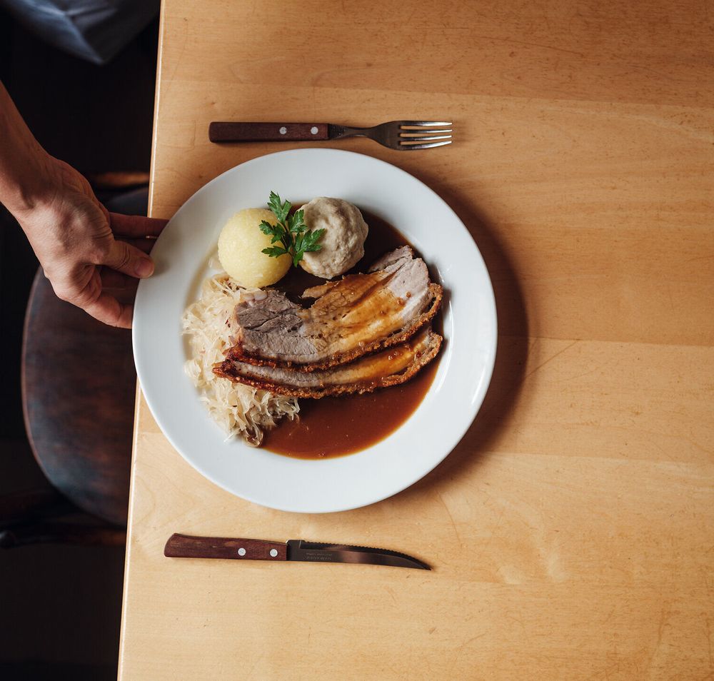 Bierkrustenbraten mit Kraut und Knödel im Wirtshaus zum Goldenen Löwen in Maria Taferl im Nibelungengau