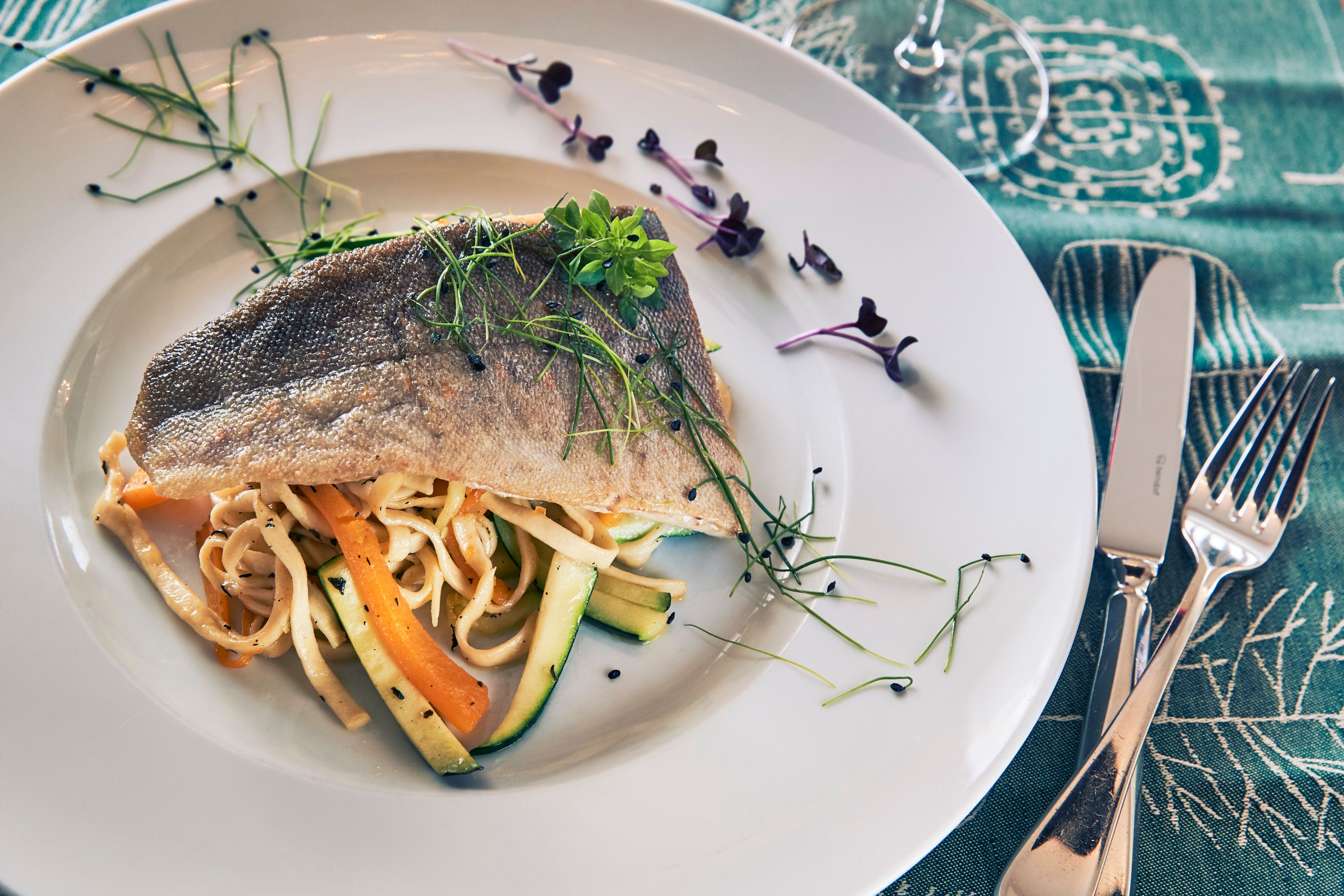 Filet vom Seesaibling mit Kürbis-Zucchini-Nudeln