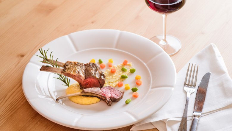 Lammrücken auf getürffelter Polenta, © Rita Newman