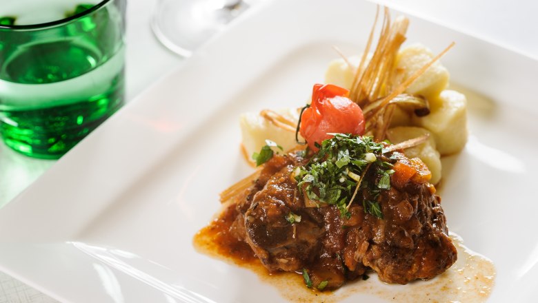 Geschmortes Schweinsbackerl mit Erd&auml;pfelnockerl, &copy; Rita Newman