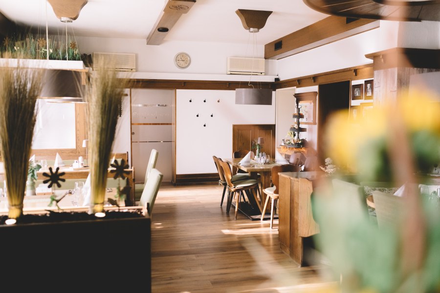 Einladendes Gastzimmer mit Holzmöbeln und dekorativen Elementen.